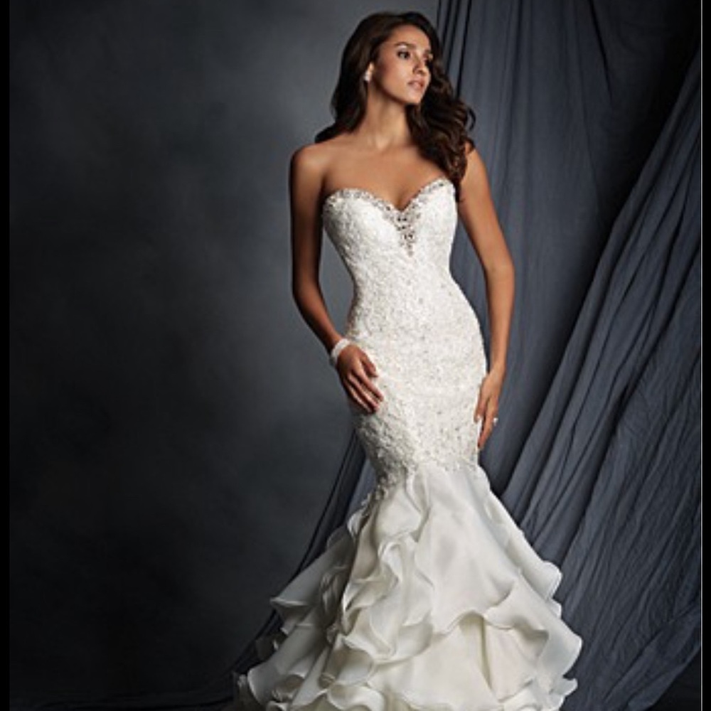 Stunning Alfred Angelo Bridal Modern Fit Mermaid Gown with removeable train 💍